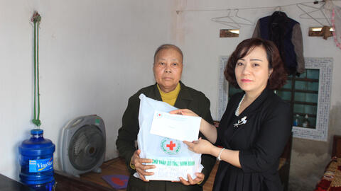 Ninh Bình tặng quà cho cán bộ Hội Chữ thập đỏ mắc bệnh hiểm nghèo