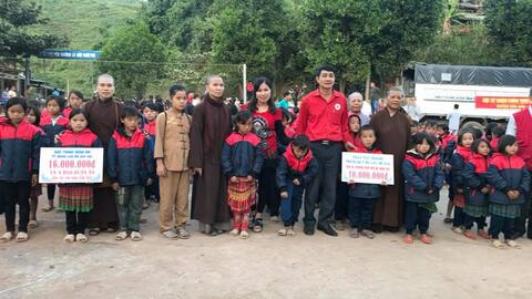 Hội Chữ thập đỏ huyện Kim Sơn thăm, tặng quà cho các hộ nghèo thuộc tỉnh Điện Biên và Sơn La