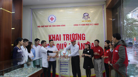 Hội Chữ thập đỏ tỉnh Ninh Bình – Công ty Kính mắt Việt Nhật: Khai trương thùng quỹ nhân đạo