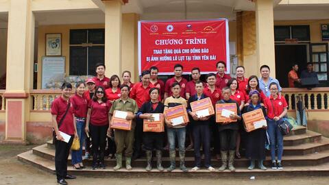 Hội Chữ thập đỏ tỉnh Ninh Bình cùng đoàn thiện Nguyện thăm, tặng quà các gia đình bị ảnh hưởng lũ quét tại huyện Mù Cang Chải, tỉnh Yên Bái