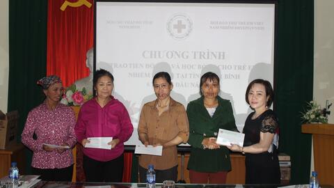 Hội Chữ thập đỏ tỉnh Ninh Bình phối hợp cùng Hội VNED Trao tặng quà cho các đối tượng nạn nhân chất độc da cam.