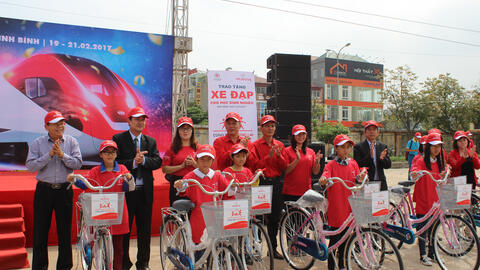 Trao tặng xe đạp cho học sinh nghèo hiếu học và hoạt động tình nguyện tại Trung tâm Bảo trợ xã hội tỉnh Ninh Bình