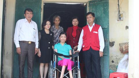 Trao tặng quà cho các hộ gia đình khó khăn, hộ nghèo và các em học sinh nghèo tại huyện Yên khánh.
