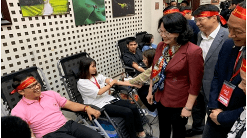 Người đàn ông Thái Lan đánh dấu lần hiến máu thứ 47 với Lễ hội Xuân hồng 2019