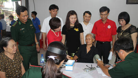 Tổ chức khám bệnh nhân đạo, tư vấn sức khỏe và cấp thuốc miễn phí tại Nho Quan