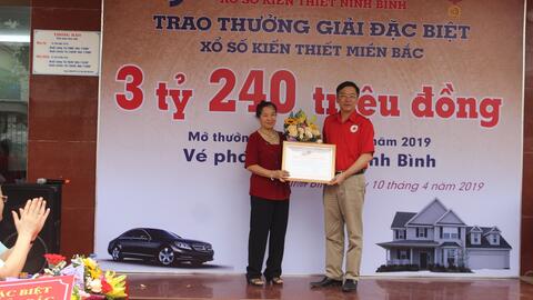 Sáng ngày 10/4/2019, Hội Chữ thập đỏ tỉnh Ninh Bình Trao tặng Bảng ghi nhận Tấm lòng vàng cho bà Lê Thị Đính