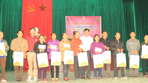 Khách sạn Hoàng Sơn tặng quà cho hộ nghèo và nạn nhân chất độc da cam xã Ninh Khang