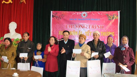 Hội Chữ thập đỏ tỉnh phối hợp với Công ty Xổ số kiến thiết Ninh Bình tặng quà tết người nghèo