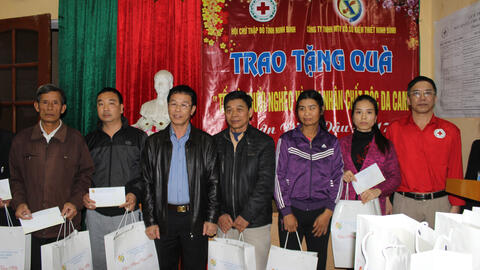 Hội Chữ thập đỏ tỉnh phối hợp với Công ty TNHH MTV Xổ Số Ninh Bình tặng quà cho người nghèo và nạn nhân CĐDC