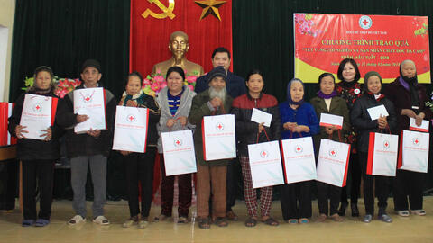 7.280 suất quà Tết được các cấp Hội Chữ thập đỏ tỉnh Ninh Bình trao cho những người kém may mắn
