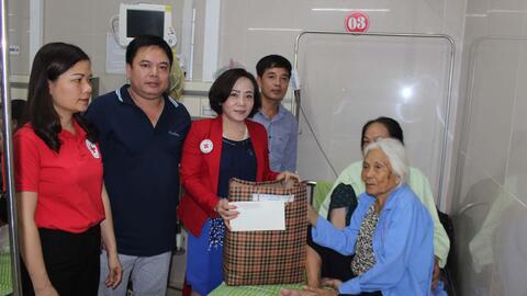 Thăm, tặng quà cho người cao tuổi thuộc hộ nghèo đang điều trị tại bệnh viện đa khoa tỉnh