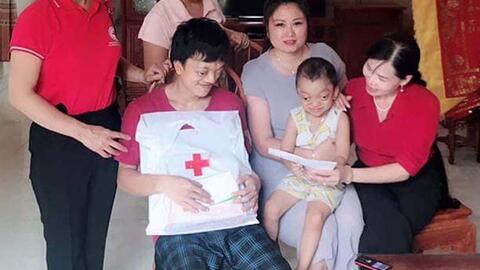 Hội Chữ thập đỏ thành phố Tam Điệp thăm, tặng quà cho nạn nhân chất độc da cam