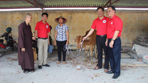 Trao tặng bò cho hộ nghèo xã Gia Lạc