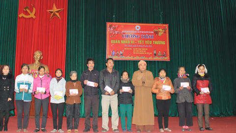 Tặng quà hộ nghèo và nạn nhân chất độc da cam huyện Yên Khánh