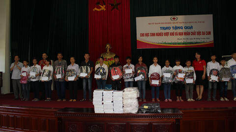 Hội CTĐ tỉnh Ninh Bình - Hội CTĐ Quận Hoàng Mai trao tặng quà cho học sinh nghèo vượt khó và nạn nhân chất độc da cam tại huyện Yên Mô