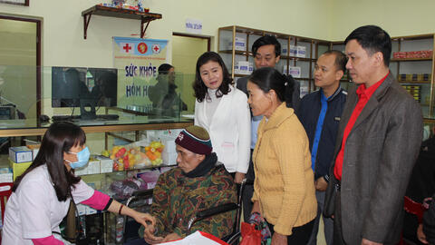 Hội Chữ thập đỏ tỉnh Ninh Bình phối hợp tổ chức khám bệnh nhân đạo tại Kim Sơn