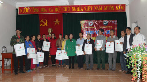 Trao tặng 30 xuất quà cho hộ nghèo, nạn nhân CĐDC phường Ninh Sơn và xã Ninh Nhất