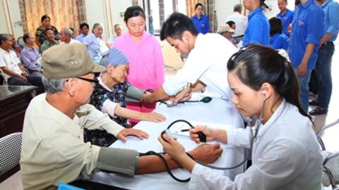 Khám bệnh và cấp phát thuốc miễn phí tại xã Ninh Vân