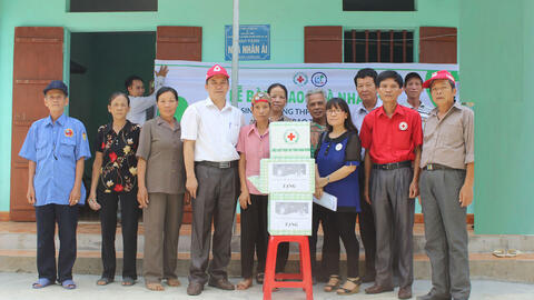 Hội CTĐ tỉnh Ninh Bình Bàn giao nhà Nhân ái và thăm tặng quà cho hai cháu mồ côi