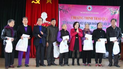 Tặng quà Tết cho hộ nghèo, nạn nhân chất độc da cam tại thành phố Ninh Bình và huyện Kim Sơn
