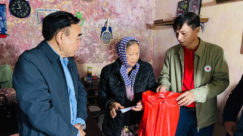 TẶNG QUÀ CÁC HỘ GIA ĐÌNH CÓ HOÀN CẢNH ĐẶC BIỆT KHÓ KHĂN TẠI PHƯỜNG CHÂU SƠN