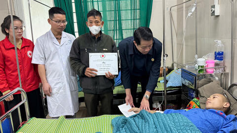 Trao hỗ trợ cho bệnh nhân có hoàn cảnh đặc biệt khó khăn tại xã Ý Yên