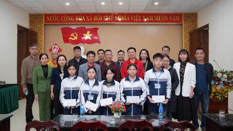 Trao quà cho học sinh có hoàn cảnh đặc biệt khó khăn Trường THPT Hoa Lư