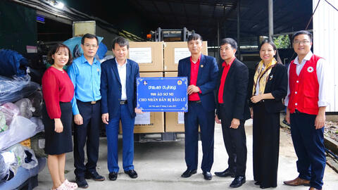Tiếp nhận hàng cứu trợ của các Công ty đến đồng bào vùng lũ thành phố Huế