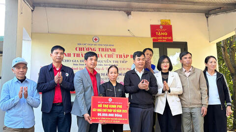 NHÀ CHỮ THẬP ĐỎ ẤM ÁP TÌNH NGƯỜI ĐẾN VỚI HỘ NGHÈO XÃ GIA VIỄN