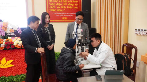 Chương trình “Mắt sáng tuổi vàng” mang ánh sáng đến người cao tuổi xã Minh Tân