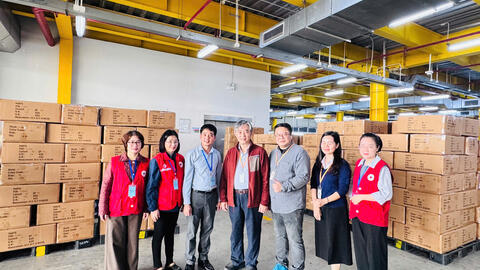 Hội Chữ thập đỏ tỉnh Ninh Bình tiếp nhận gần 6.500 chiếc quần áo do Công ty Santa Clara tài trợ