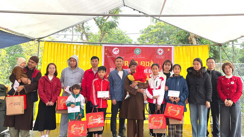Hội Chữ thập đỏ tỉnh Ninh Bình trao quà cho trẻ mồ côi tại Chùa Hoa Lâm