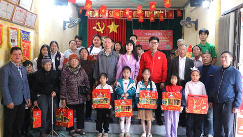 “Tết Nhân ái” đem Mùa Xuân đến sớm với trẻ em có hoàn cảnh khó khăn tại phường Trường Thi