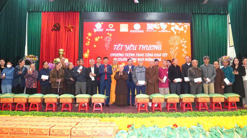 Hội Chữ thập đỏ tỉnh phối hợp trao tặng 600 suất quà cho người có hoàn cảnh khó khăn