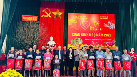 Trên 1.000 người dân xã Yên Mạc được nhận quà Tết ấm áp nghĩa tình