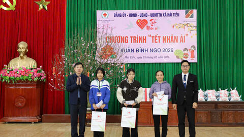 Hội Chữ thập đỏ tỉnh Ninh Bình trao quà Tết cho các gia đình khó khăn tại xã Hải Tiến và Hồng Phong