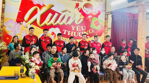 Hội Chữ thập đỏ tỉnh Ninh Bình phối hợp Câu lạc bộ Bóng đá Ninh Bình trao quà cho trẻ em bại não