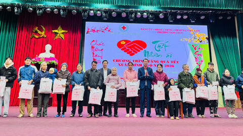 Hội Chữ thập đỏ tỉnh Ninh Bình trao 200 suất quà do Trung ương Hội Chữ thập đỏ Việt Nam tài trợ