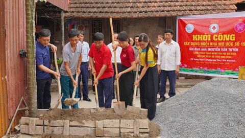 Khởi công xây dựng “Ngôi nhà mơ ước” và triển khai hỗ trợ 9 nhà Chữ thập đỏ cho hộ khó khăn trong tỉnh