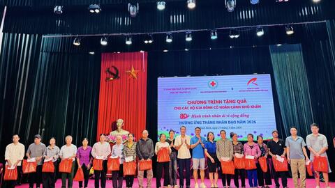 Công ty TNHH Victory Sporting Goods Việt Nam phối hợp trao 50 suất quà cho người có hoàn cảnh khó khăn tại xã Bình Giang
