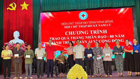 HỘI CHỮ THẬP ĐỎ TỈNH NINH BÌNH TRAO QUÀ NHÂN ĐẠO VÀ THAM GIA CHIẾN DỊCH “HÀNH ĐỘNG VÌ HÀNH TINH XANH” NĂM 2026