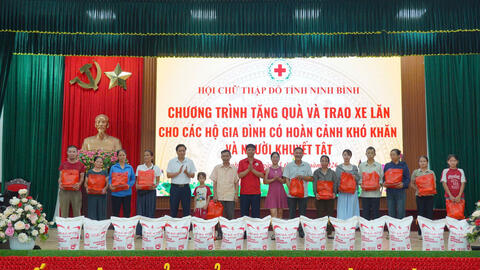 HỘI CHỮ THẬP ĐỎ TỈNH TRAO QUÀ VÀ XE LĂN CHO CÁC HỘ GIA ĐÌNH CÓ HOÀN CẢNH KHÓ KHĂN, NGƯỜI KHUYẾT TẬT TẠI XÃ Ý YÊN VÀ XÃ YÊN CƯỜNG
