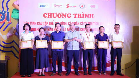 HỘI CHỮ THẬP ĐỎ TỈNH NINH BÌNH TỔ CHỨC TÔN VINH CÁC TẬP THỂ, GIA ĐÌNH, CÁ NHÂN HIẾN MÁU TÌNH NGUYỆN TIÊU BIỂU KHU VỰC HÀ NAM