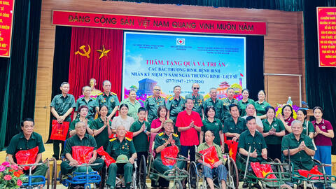 Hội Chữ thập đỏ tỉnh Ninh Bình phối hợp trao 174 suất quà tri ân thương, bệnh binh tại 3 Trung tâm điều dưỡng thương binh khu vực Hà Nam