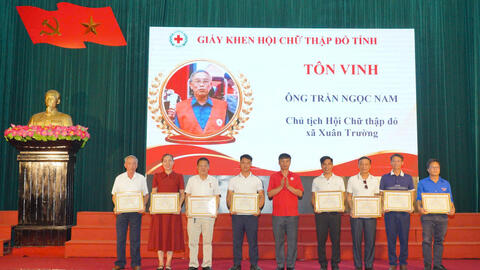 HỘI CHỮ THẬP ĐỎ TỈNH NINH BÌNH TÔN VINH CÁC TẬP THỂ, CÁ NHÂN TIÊU BIỂU TRONG PHONG TRÀO HIẾN MÁU TÌNH NGUYỆN VÀ TRAO QUÀ CHO CÁC GIA ĐÌNH CÓ HOÀN CẢNH KHÓ KHĂN