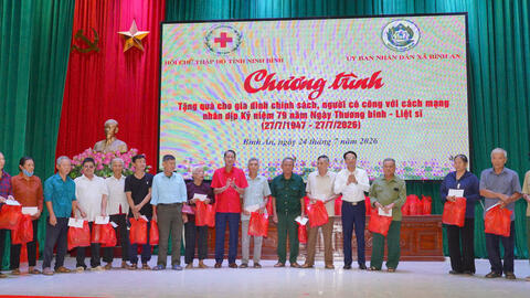 HỘI CHỮ THẬP ĐỎ TỈNH NINH BÌNH TỔ CHỨC KHỞI CÔNG NHÀ CHỮ THẬP ĐỎ VÀ TRAO QUÀ TRI ÂN GIA ĐÌNH CHÍNH SÁCH NHÂN DỊP 27/7