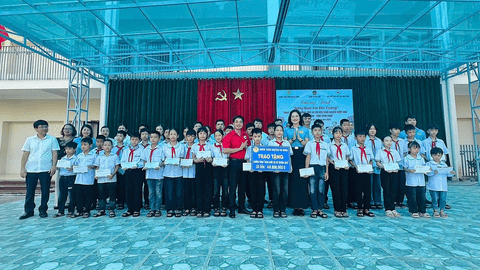 Hội Chữ thập đỏ tỉnh trao quà cho học sinh nghèo vượt khó tại xã Gia Lâm