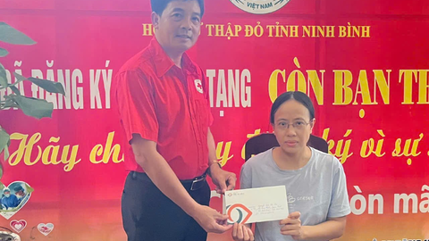 Trao thẻ đăng ký hiến mô, tạng cho Hội Người khuyết tật tỉnh