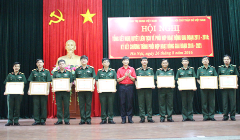 Ông Đoàn Văn Thái, Phó Chủ tịch, Tổng thư ký Trung ương Hội Chữ thập đỏ Việt Nam, trao bằng khen của Chủ tịch Trung ương Hội cho các tập thể trong lực lượng quân đội nhân dân Việt Nam vì đã có thành tích xuất sắc đóng góp vào thành công của Chương trình phối hợp giai đoạn 2011 - 2016