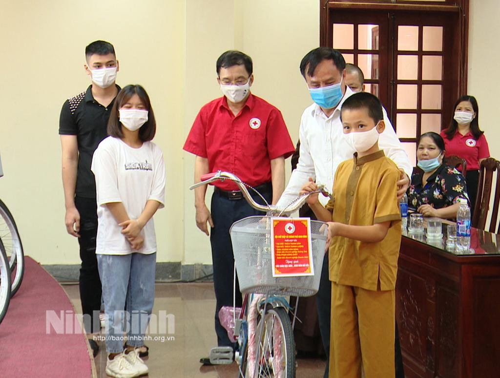 Tặng quà cho trẻ em mồ côi, khuyết tật thành phố Ninh Bình